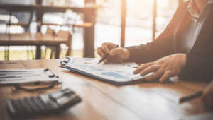 Una persona trabajando en el análisis de riesgos