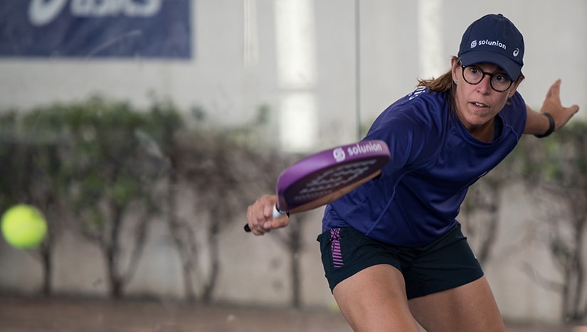 Lucía Sainz jugando al pádel con una raqueta de Solunion