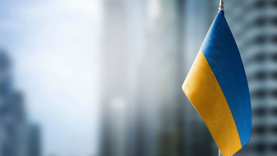 bandera de ucrania sobre edificios financieros