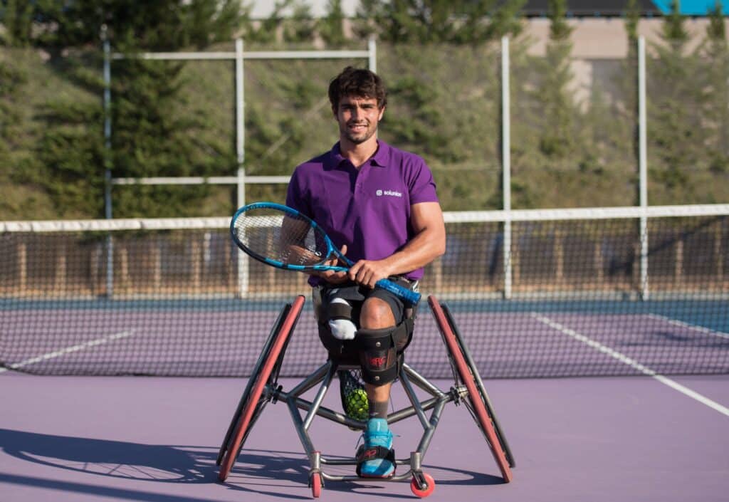 Daniel Caverzaschi con la raqueta en la pista de tenis