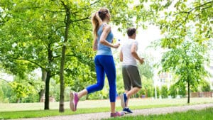 Dos personas corriendo en un parque