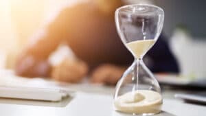 Reloj de arena que simula el tiempo que tardan en pagarse las facturas
