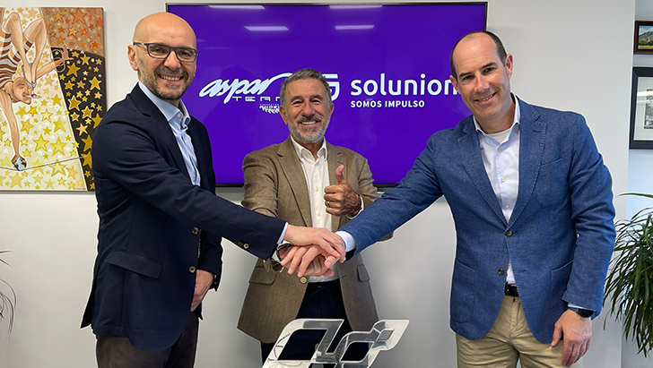 EL CEO de Solunion, el Director General de Solunion España y Jorge Aspar, CEO de Aspar Team se dan la mano para cerrar la colaboración entre Solunion y Aspar Team hasta 2025