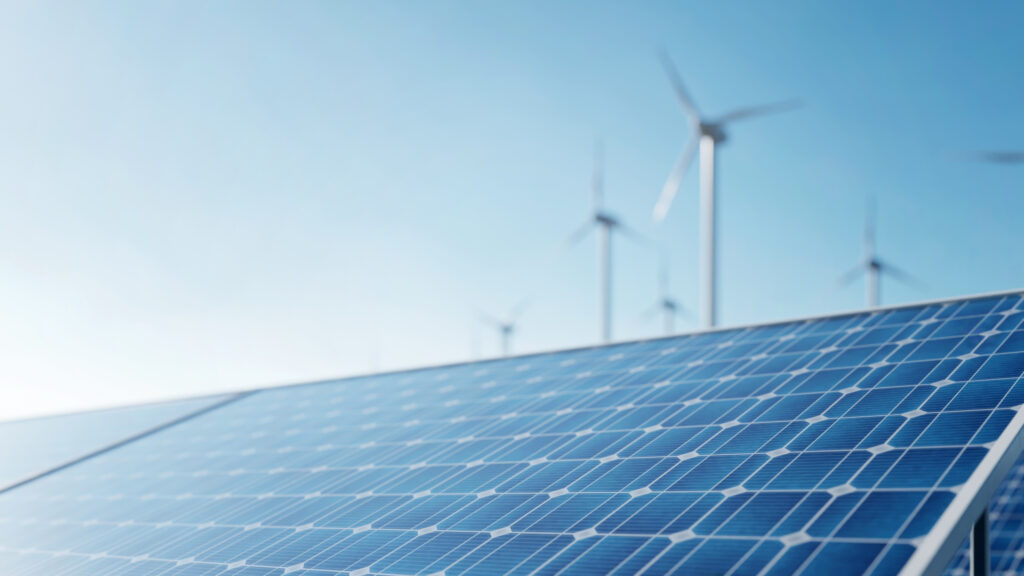 Molinos de viento con paneles solares generando energía sostenible