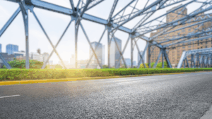 Un puente y carretera que podría formar parte de las infraestructuras de España o Latinoamérica