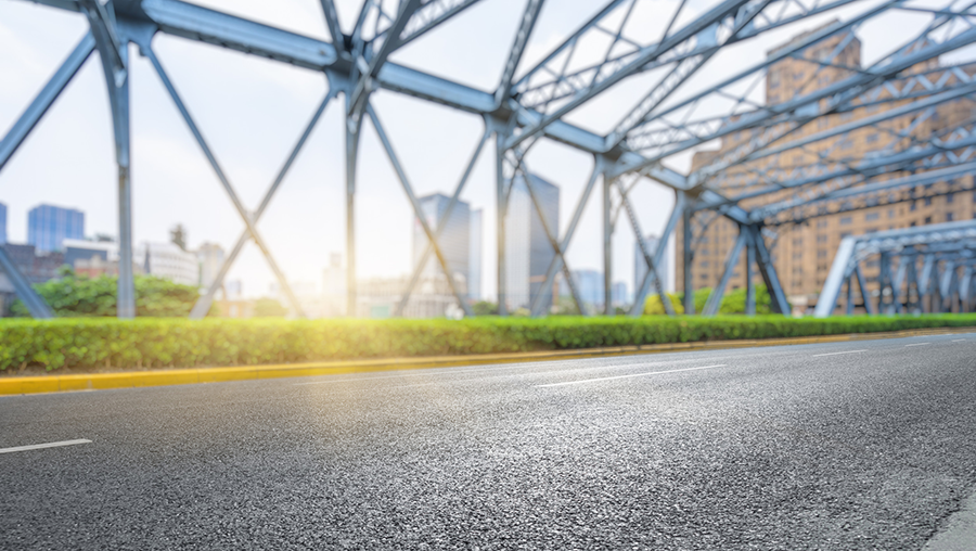 Un puente y carretera que podría formar parte de las infraestructuras de España o Latinoamérica