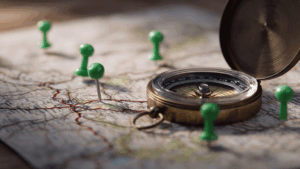 Compás y mapa que recuerdan a decisiones estratégicas