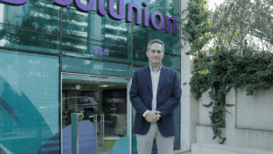 retrato de diego martínez del peral, country manager de solunion chile, frente a las oficinas de la compañía de crédito y garantía en Santiago de Chile