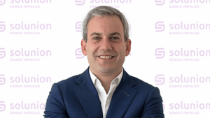 Retrato de Federico Pronzati sobre fondo corporativo de Solunion