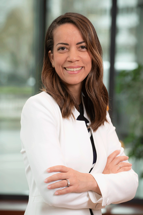Retrato de Laura Aquino, Responsable Corporativa de Operaciones Financieras, de Solunion