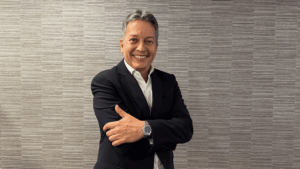 Alejandro Santamaría, Country Manager de Solunion Colombia, posa sonriente frente a la cámara