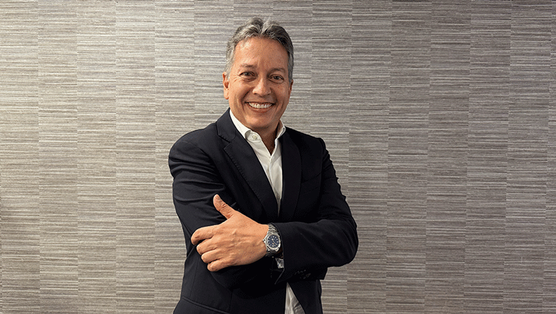 Alejandro Santamaría, Country Manager de Solunion Colombia, posa sonriente frente a la cámara