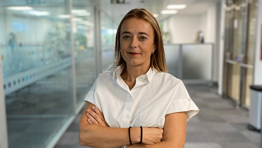Ana Bravo, Regional Manager de Solunion Améica Central y Caribe posa con los brazos cruzados y sonriente